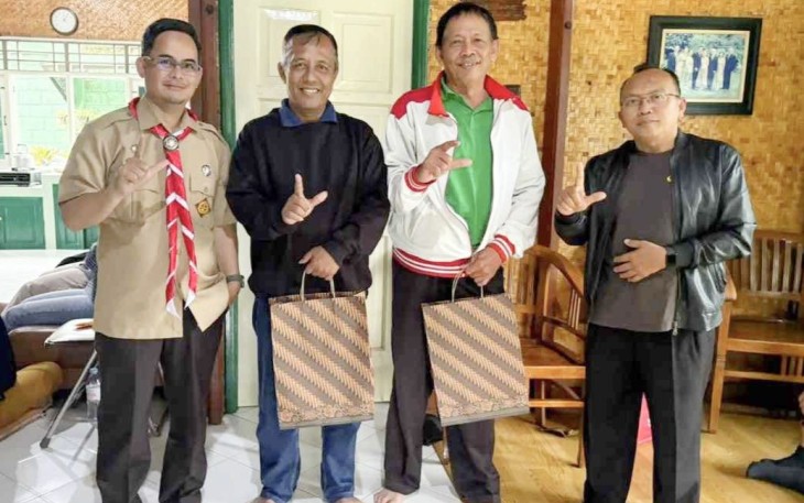 Kepala Diskarpus Kota Depok, Utang Wardaya foto bersama warga 