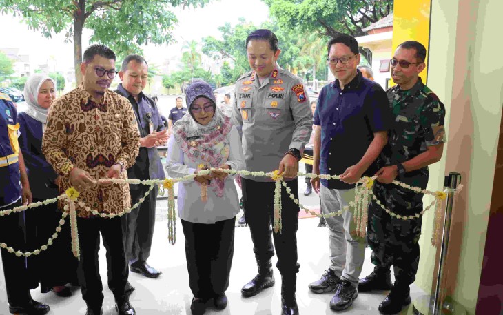 Kapolres Magetan AKBP Raden Erik Bangun Prakasa bersama Bupati Magetan saat pengguntingan pita resmikan Gedung Setia SPKT, Rabu (14/1)