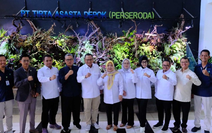 Foto bersama kunjungan kerja Komisi B DPRD Kota Depok di PDAM, Rabu (14/1)
