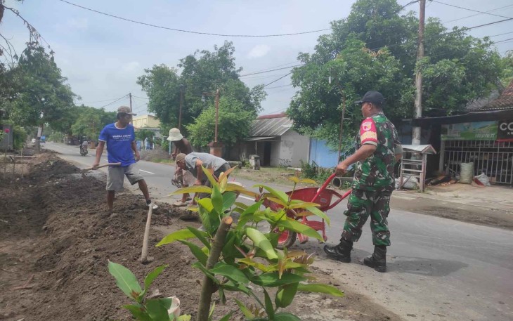 Bantu bangun talud di wilayah desa binaan 