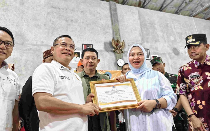 Kepala BNPB, Bupati Pati, Anggota Komisi VIII DPR RI, dan unsur Forkopimda Pati melanjutkan kunjungan kerja ke pos pengungsian yang berada Balai Desa Sidoharjo, Kecamatan Pati, pada Sabtu(17/1).