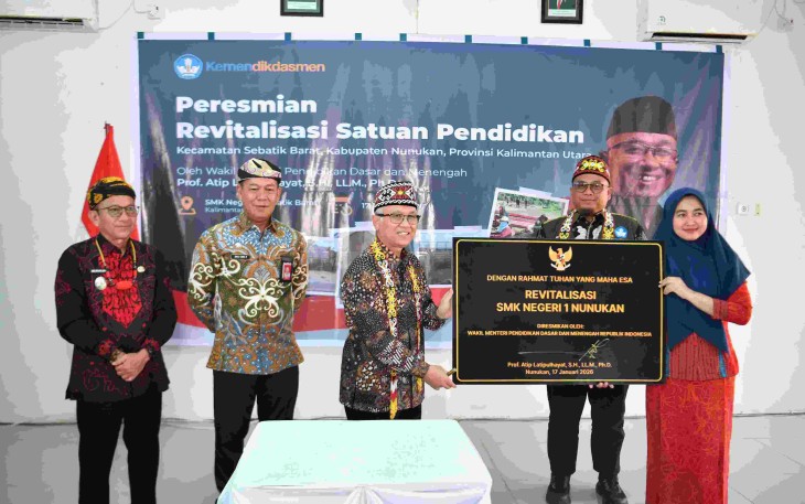 Wamendikdasmen Atip Latipulhayat saat meresmikan sekolah di Nunukan, Sabtu (17/1)