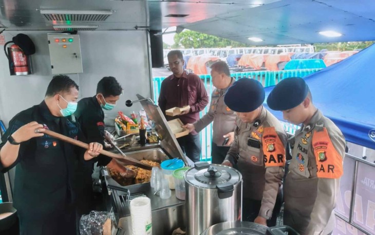 Dapur lapangan Brimob Polda Metro Jaya di Rawa Teratai, Jakarta Timur, Minggu (18/1)