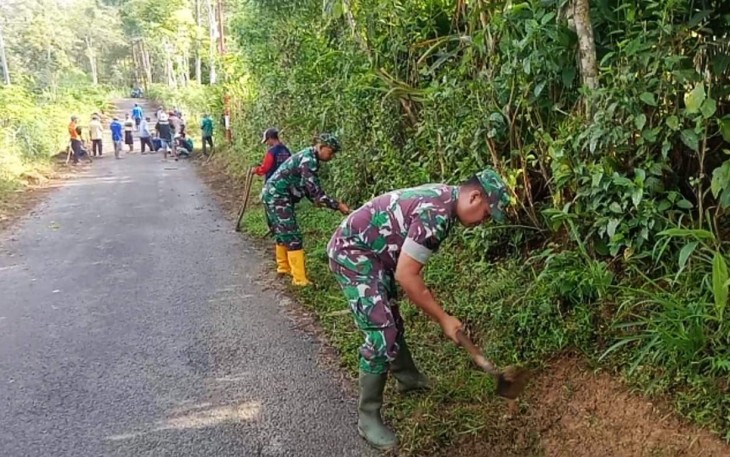 Kerja bakti bersihkan lingkungan bersama warga
