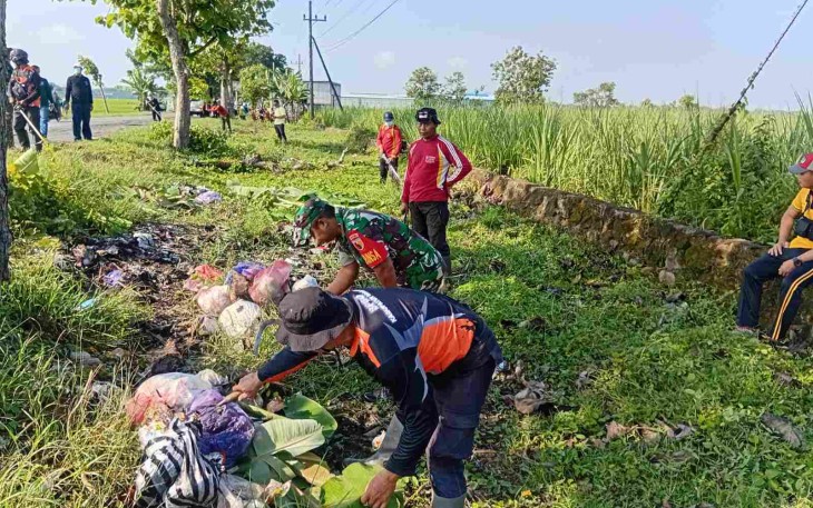 Bersihkan lingkungan bersama warga binaan
