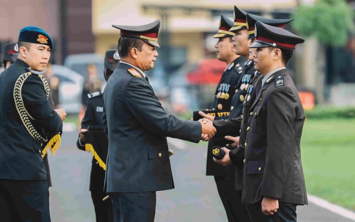 Kapolda Jatim Irjen Pol Nanang Avianto saat menyematkan tanda kehormatan personel berprestasi, Senin (19/1)