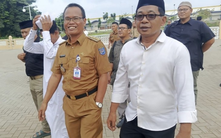 Camat Tapos Drs Jarkasih bersama Ustadz Andi saat mendampingi kunjungan Wali Kota Depok Supian Suri di Masjid Dhuyufur Rahman, Jatijajar, Kota Depok, Senin (19/1)