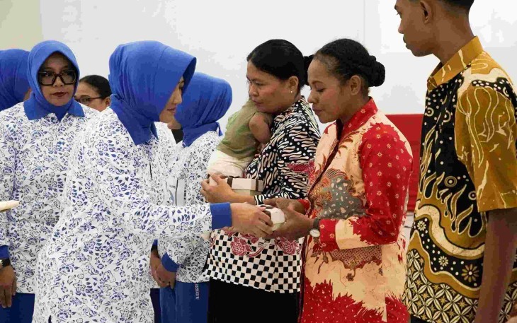 Ketua Daerah Kodaeral XIV Gabungan Jalasenastri Koarmada RI, Ny Maulina Djatmoko saat memberikan tali asih