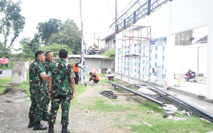 Danrem 081/DSJ Kolonel Arm Untoro Hariyanto saat mendampingi kunjungan Irdam V Brawijaya tinjau progres pembangunan KDKMP Selorejo, Magetan, Rabu (21/1)
