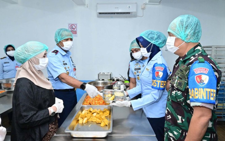 Danlanud Husein Sastranegara Marsma TNI Md Irman Fathurrahman saat memberikan pengarahan di SPPG Cimahi Tengah 04, Rabu (21/1)