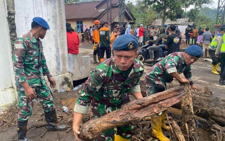 Prajurit Lanud J.B Soedirman pulihkan wilayah pascabanjir di Purbalingga, Minggu (25/1)