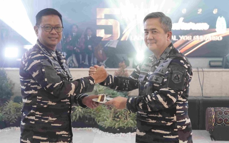 Dankodaeral VI Laksamana Muda TNI Andi Abdul Aziz menerima tumpeng 57 tahun Ladokgi TNI AL di Makassar, Jum'at (30/1)