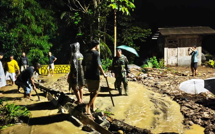 Pembersihan lumpur material banjir 