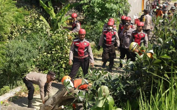 Tanggap bencana anggota Polres Tuban 