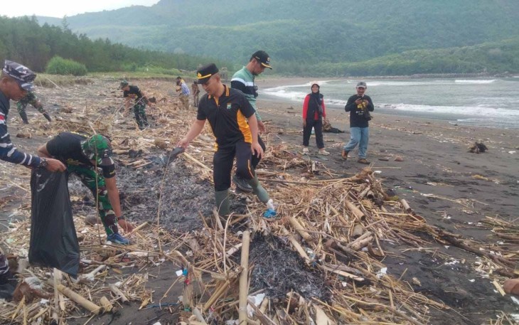 Bersihkan sampah di Pantai Puger, Jember
