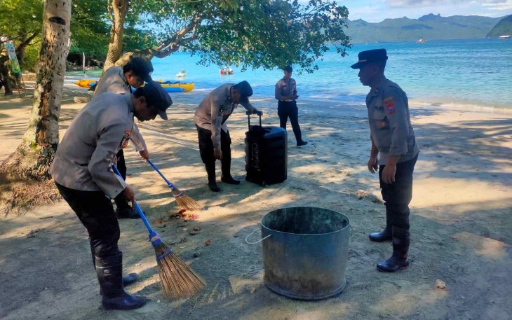 Pembersihan sampah area pantai Mutiara Watulimo, Kabupaten E