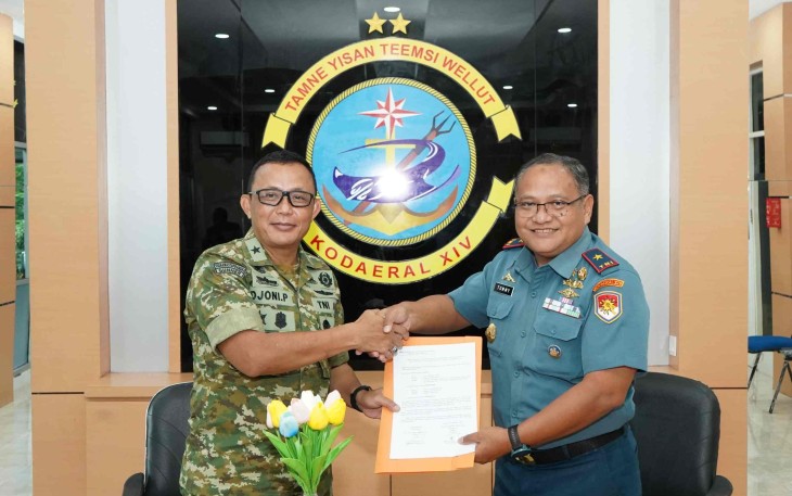 Wadan Kodaeral XIV Laksamana Pertama TNI Tommy Herlambang (kanan) saat menerima hasil sementara audit kinerja Itjen TNI, Kamis (5/2)