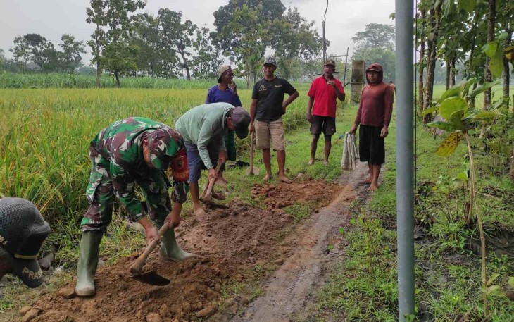Kerja bakti bersama warga desa binaan 