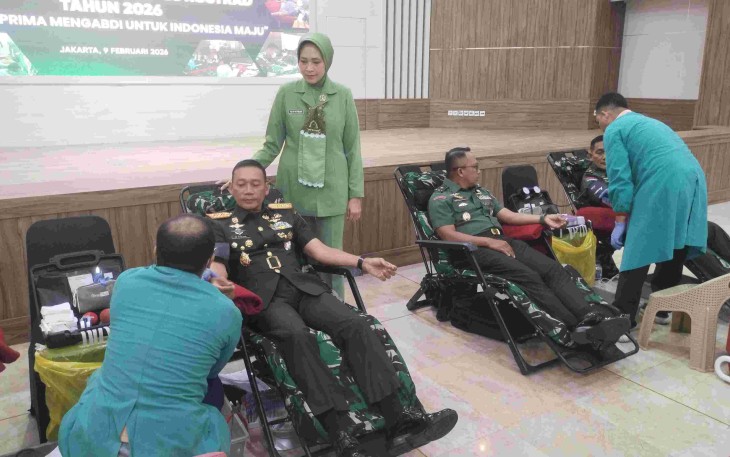 Pangkostrad Letjen TNI Mohammad Fadjar saat donor darah di Makostrad, Jakarta, Senin (9/2)