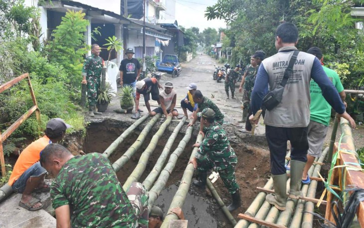 Jembatan ambrol di wilayah desa binaan 