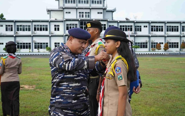 Wadan Kodaeral XIV Laksamana Pertama TNI Tommy Herlambang saat menyematkan tanda peserta persami KKRI, Rabu (11/2)