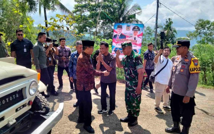 Danramil 0801/03 Arjosari Lettu Cke Misrum saat menyambut Mendes Yandri di wilayah binaannya, Kamis (12/2)