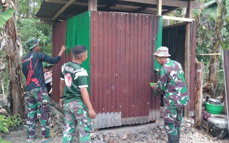 Bangun MCK untuk warga desa Barang