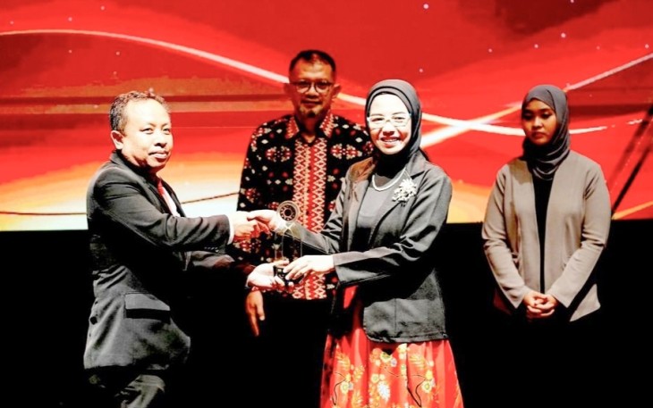 Kepala Biro Hukum dan Humas BGN, Khairul Hidayati saat menerima penghargaan PRIA 2026 di Yogyakarta, Jum'at (13/2)