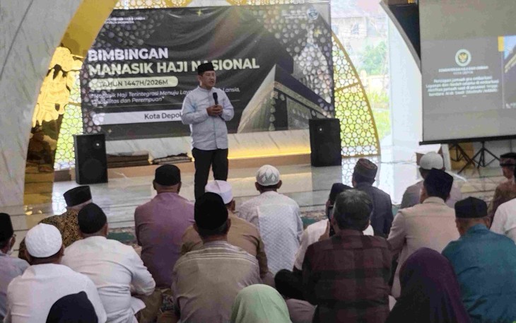 H. Hasan Basri saat memberikan materi bimbingan manasik haji di masjid Jami Dhuyufur Rahman Kota Depok, Minggu (15/2)