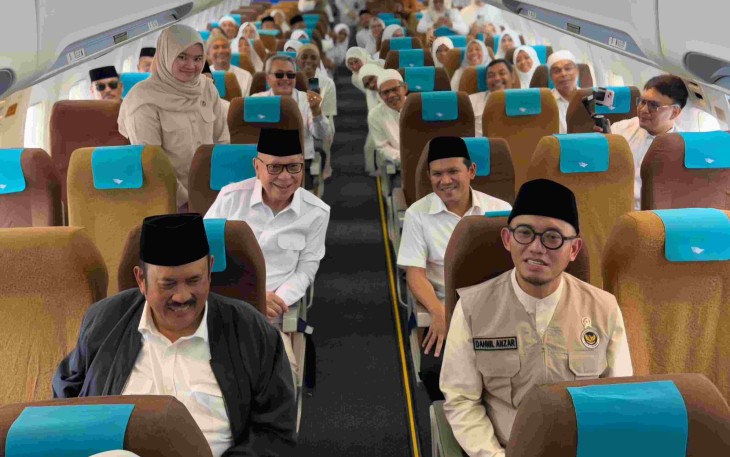 Wamenhaj Dahnil Anzar Simanjuntak berada di pesawat hibah Garuda di Aceh, Minggu (15/2)