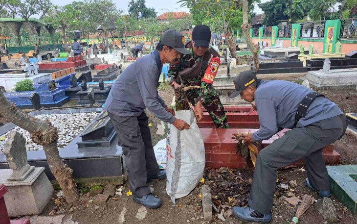 Pembersihan TPU wilayah desa binaan 