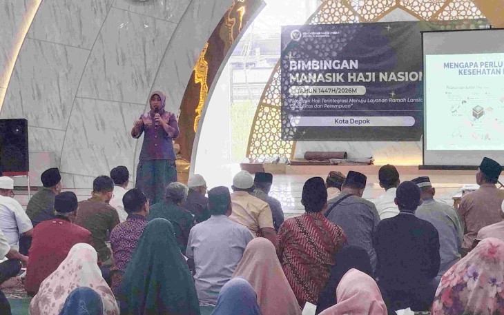 dr Hj Eni Ernawati, M.Kes, memberikan edukasi kesehatan jemaah calon haji Kecamatan Tapos di Masjid Jami Dhuyufur Rahman Kota Depok, Senin (16/2)