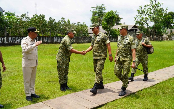 Danrem 081/DSJ Kolonel Arm Untoro Hariyanto saat menyambut Wakil Panglima TNI Jenderal Tandyo di markas Yon TP 886/PJ 