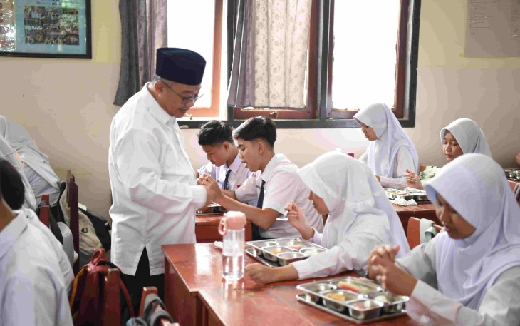 Mendikdasmen Abdul Mu'ti menyambangi siswa di kelas saat menyantap makan siang program MBG