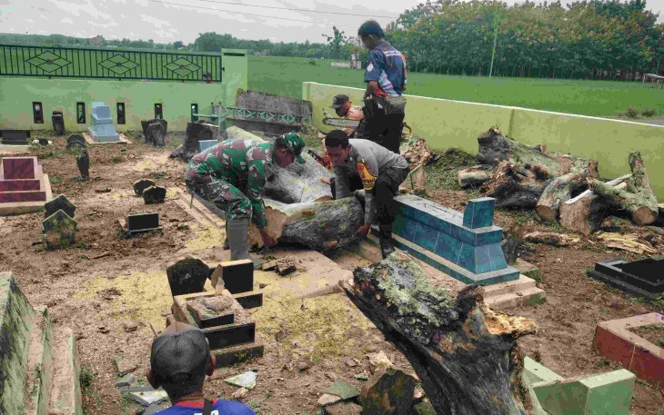 Pembersihan lokasi makam desa