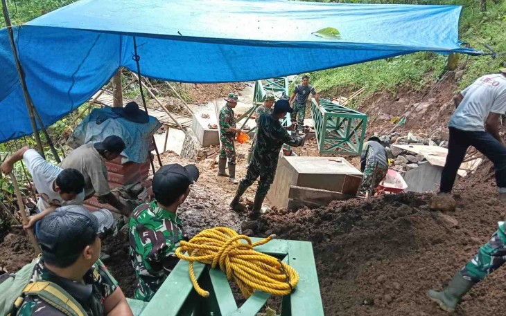 Pembangunan jembatan perintis di wilayah Pacitan 
