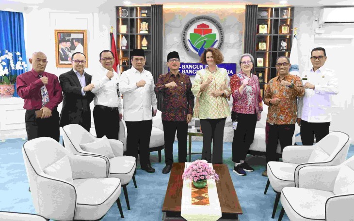 Mendes PDT Yandri Susanto foto bersama delegasi World Bank di Jakarta, Senin (23/2)