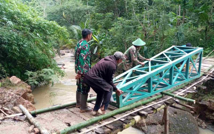 Gotong royong masyarakat bangun jembatan gantung perintis 
