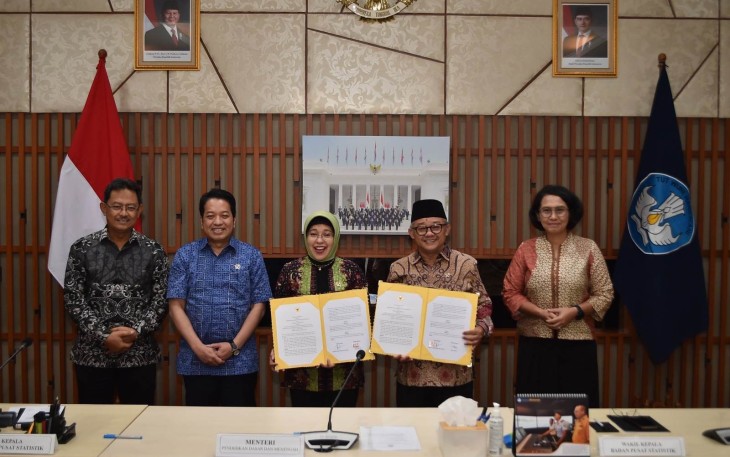 Mendikdasmen Abdul Mu'ti foto bersama usai MoU bersama BPS di Jakarta, Kamis (26/2)