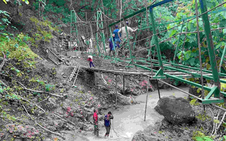 Progres pembangunan jembatan gantung perintis di wilayah Pacitan 
