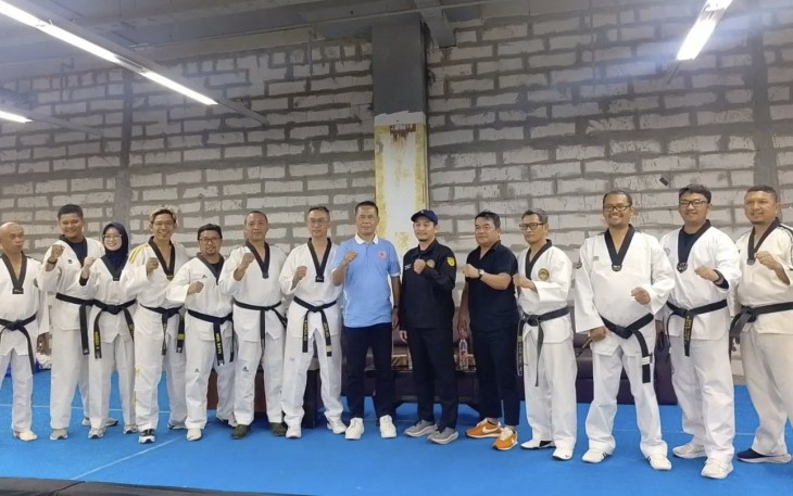 Ketua KONI Kota Depok, Herry Suprianto foto bersama Pengcab Taekwondo Depok