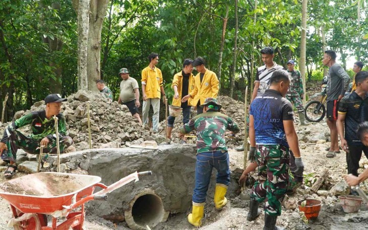 Kemanunggalan TNI-Rakyat (Gotong Royong prajurit TNI bersama Masyarakat membangun plat duiker)
