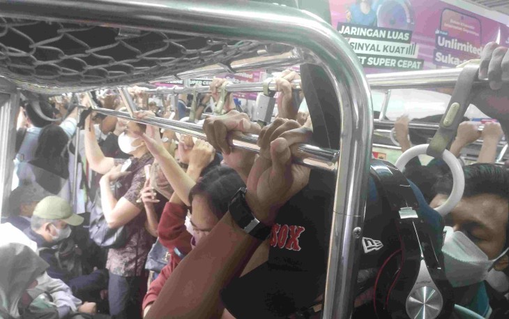Kepadatan penumpang KRL commuter line dari Depok menuju Jakarta, Senin (2/3)