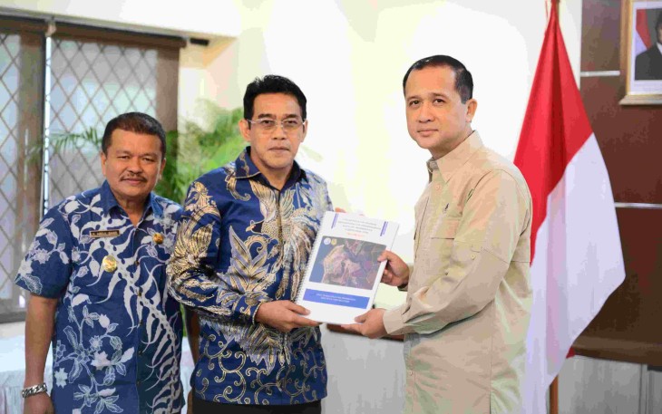 Mentrans Iftitah saat menerima cenderamata dari Bupati Erwin Burase di Jakarta, Selasa (3/3)