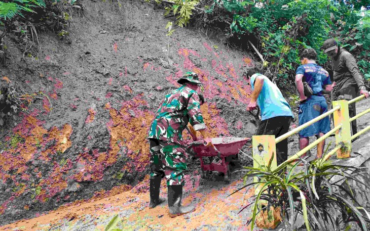 Pembersihan drainase jalan desa