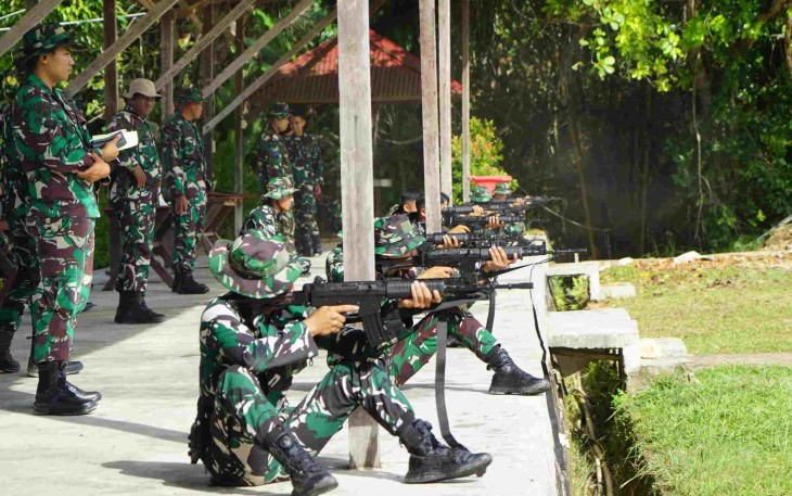 Latihan menembak senjata laras panjang