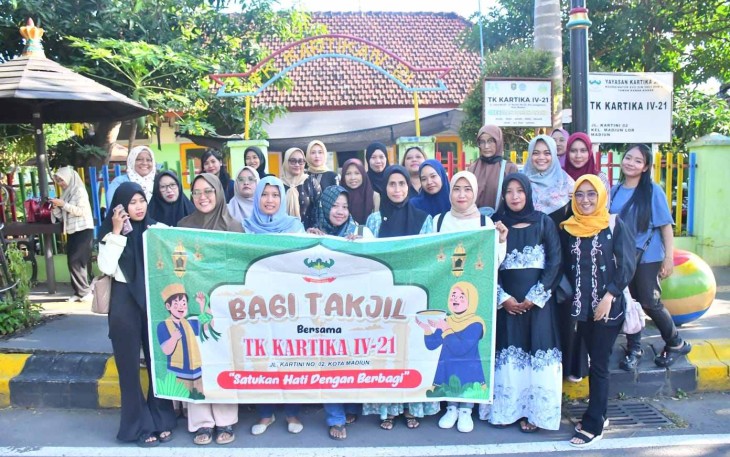 Berbagi takjil TK Kartika IV-21 Madiun