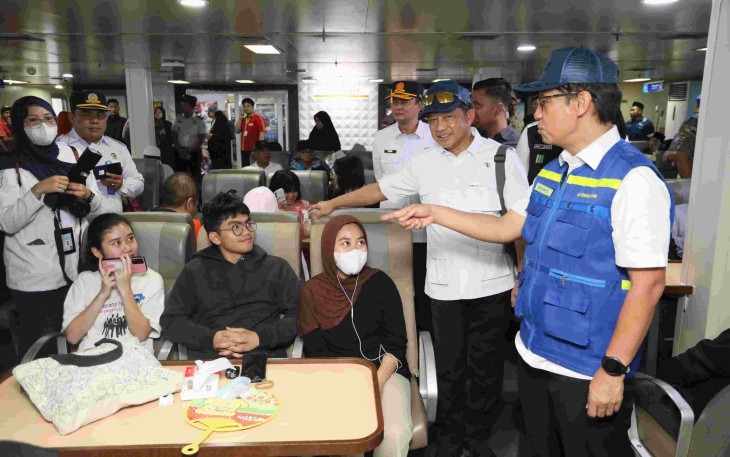 Mendagri Tito Karnavian saat berbincang dengan pemudik di Pelabuhan Merak, Jum'at (13/3)