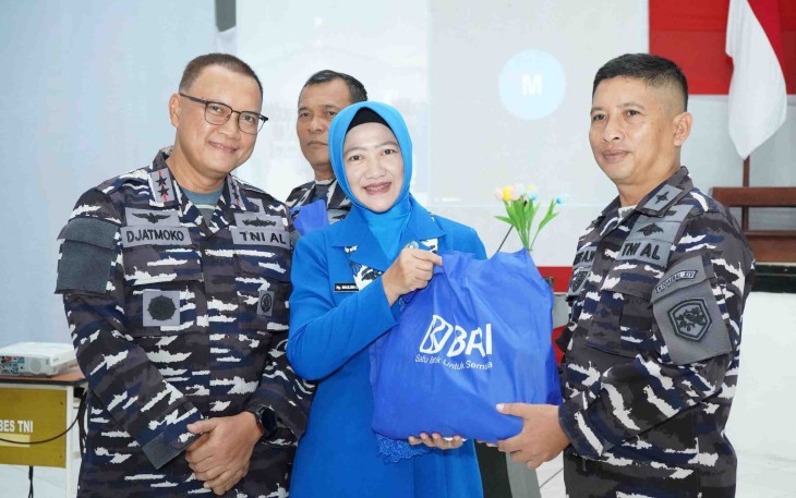Paket lebaran TNI AL di Kodaeral XIV Sorong, Jum'at (13/3)