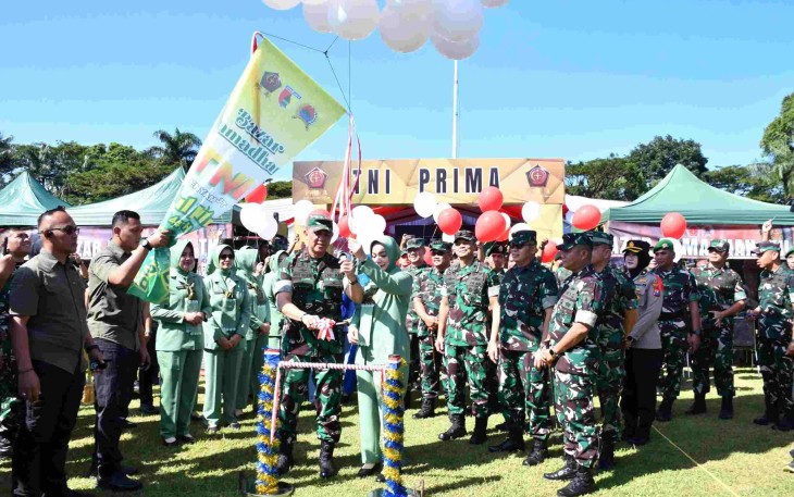 Pangdam V Brawijaya Mayjen TNI Rudy Saladin membuka pasar murah di lapangan Rampal, Jum'at (13/3)